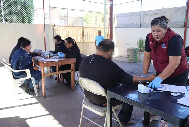 Personas en fila para prueba rápida de VIH en una jornada de salud en Baja California Sur