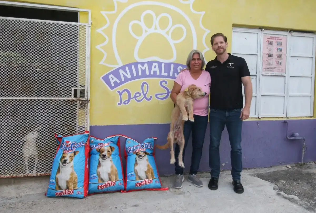 Entrega de alimento para mascotas en evento de SEDUMA en Ciudad Victoria