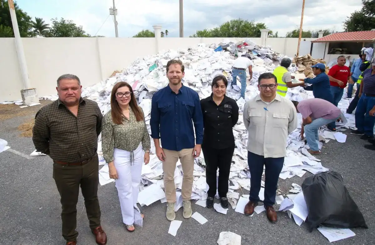 Montón de papel reciclado con sellos de archivo judicial en una oficina de Tamaulipas