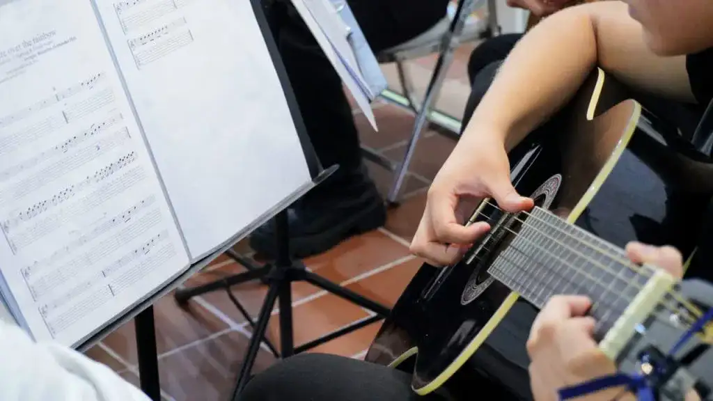 Jóvenes músicos de guitarra instrumental en el Museo Histórico de Reynosa
