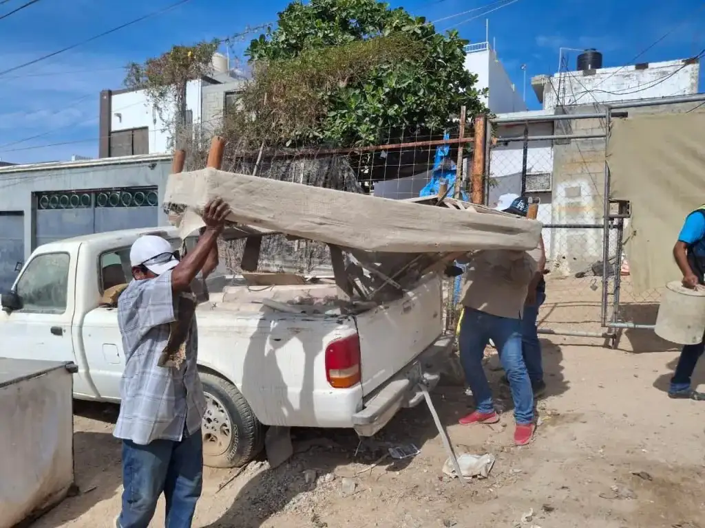 Camión de carga recolectando cacharros en colonia Caribe de Cabo San Lucas