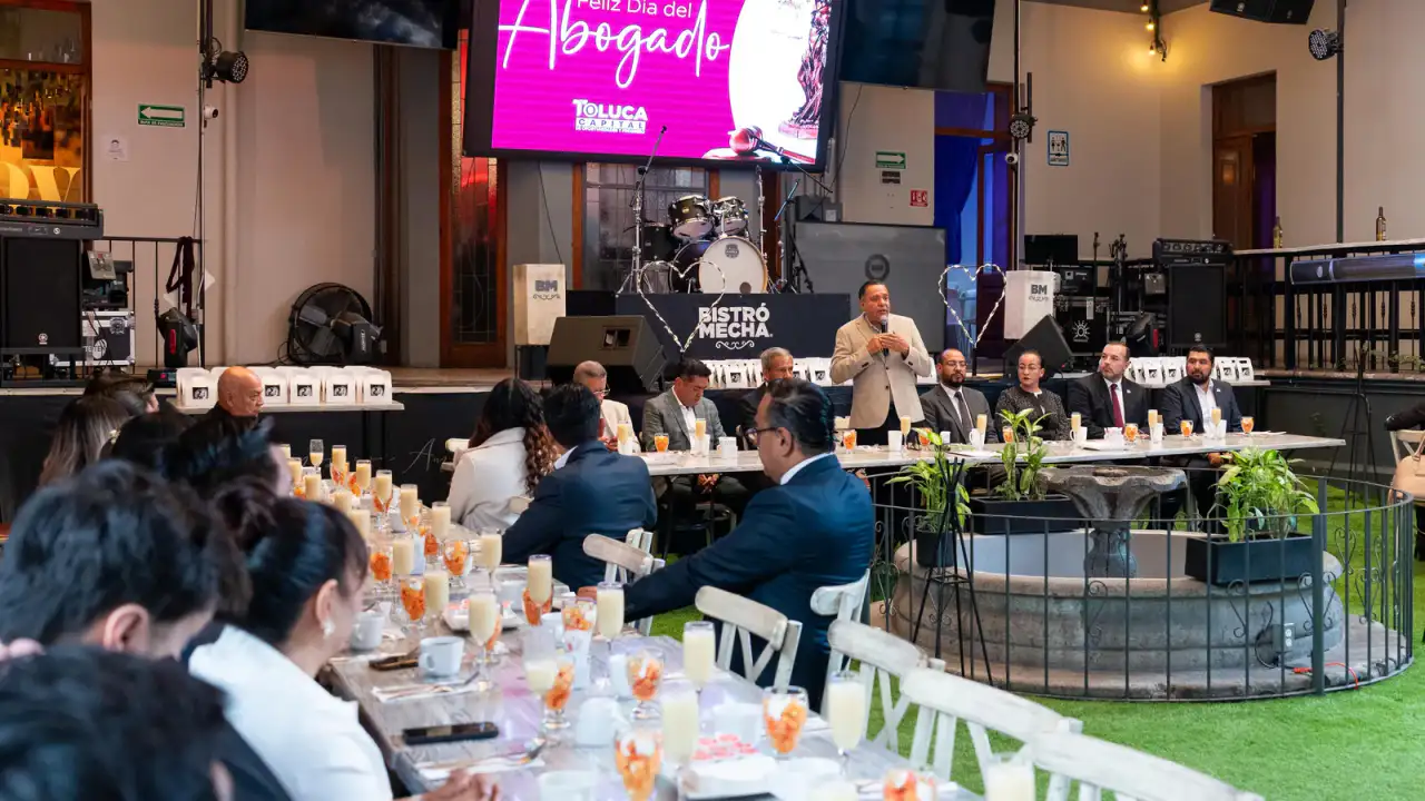 Alcalde Ricardo Moreno reunido con abogados municipales en Toluca