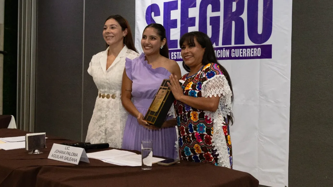 Entrega de reconocimiento a la gobernadora de Guerrero por su labor legislativa