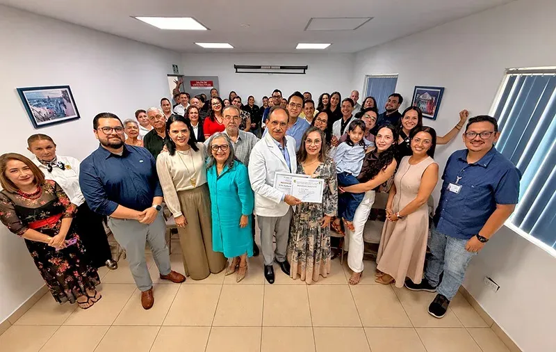 Entrega de reconocimiento a médico en ceremonia oficial