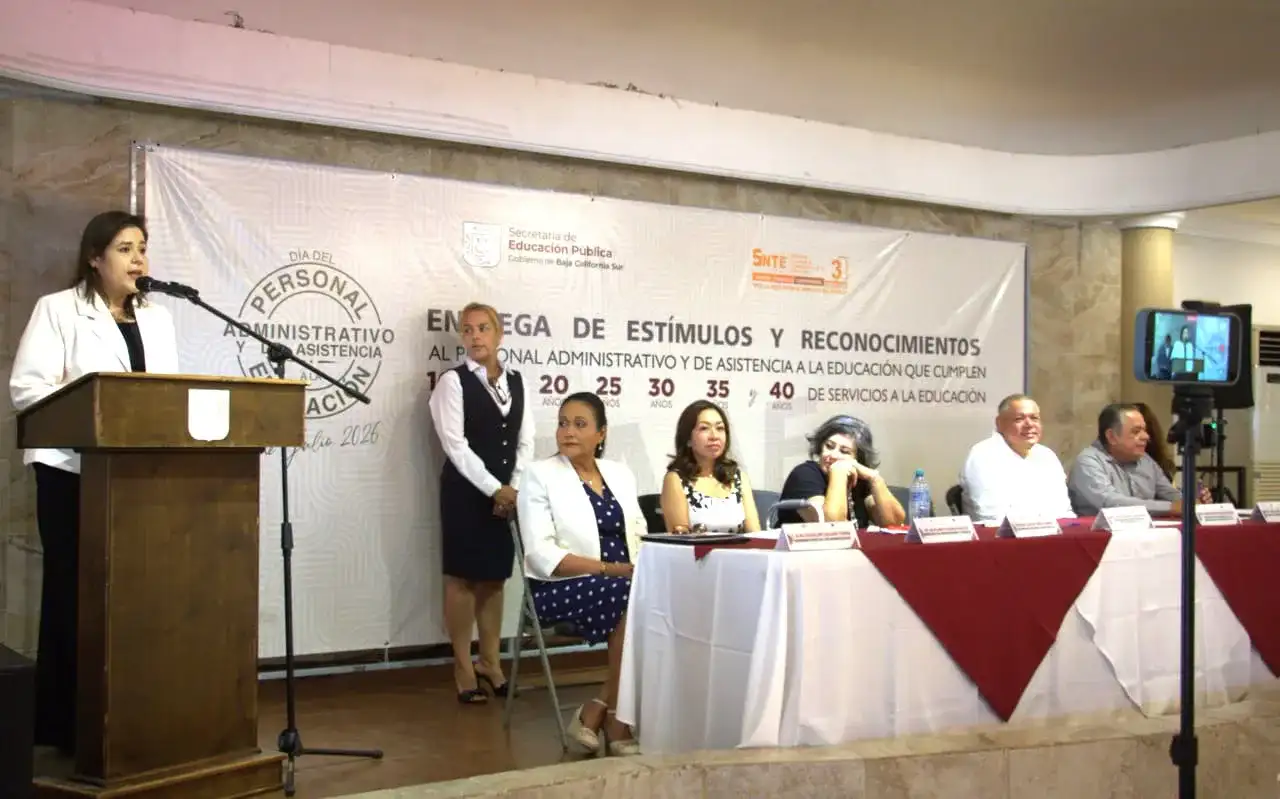 Ceremonia de entrega de reconocimientos a personal administrativo educativo en Baja California Sur