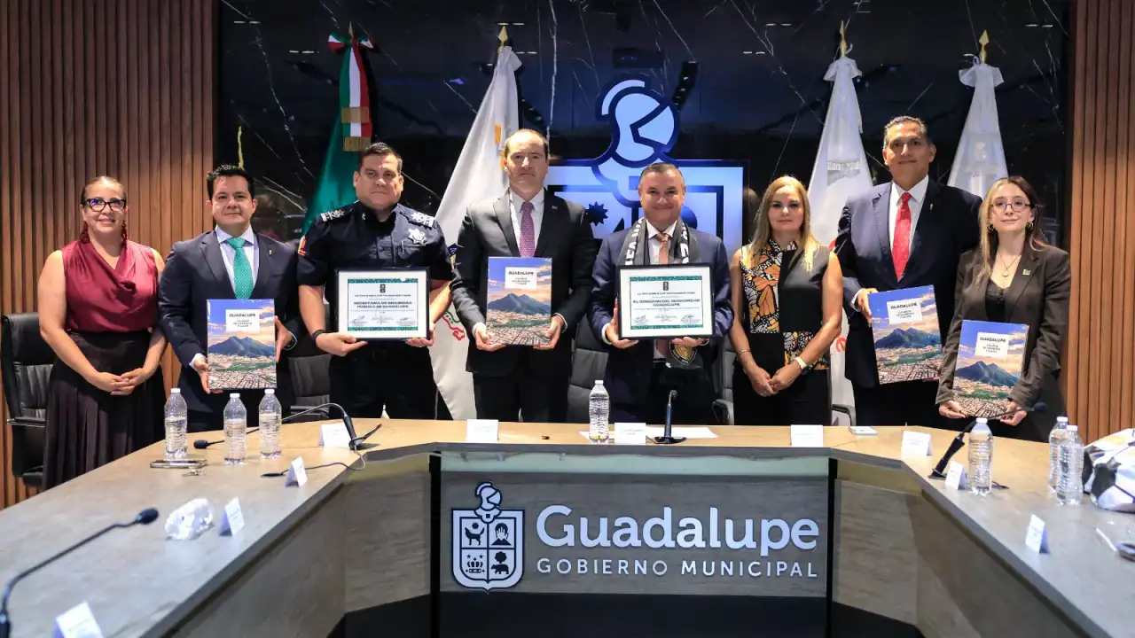 Alcalde de Guadalupe recibe reconocimiento de FIFA en ceremonia