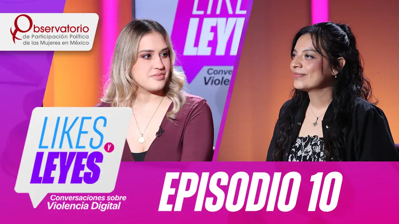 Mujer hablando en un podcast sobre redes sociales y política