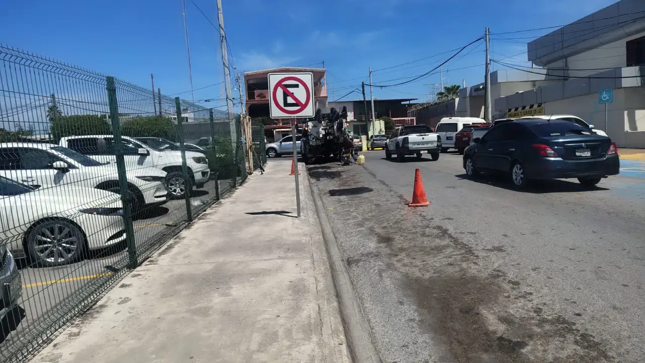 Cuadrilla de trabajadores realizando labores de bacheo en una calle de Reynosa