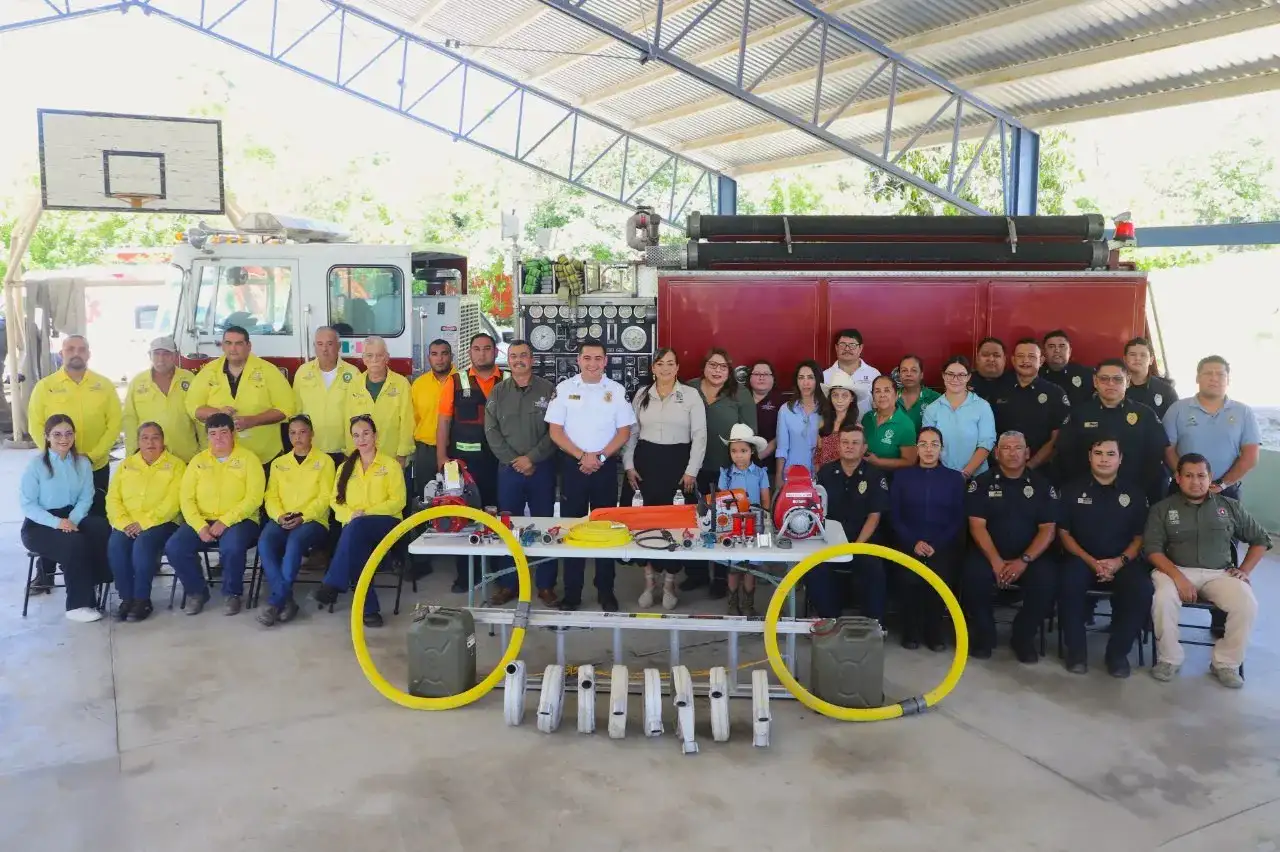 Brigadistas comunitarios con equipo de protección durante una entrega en Baja California Sur