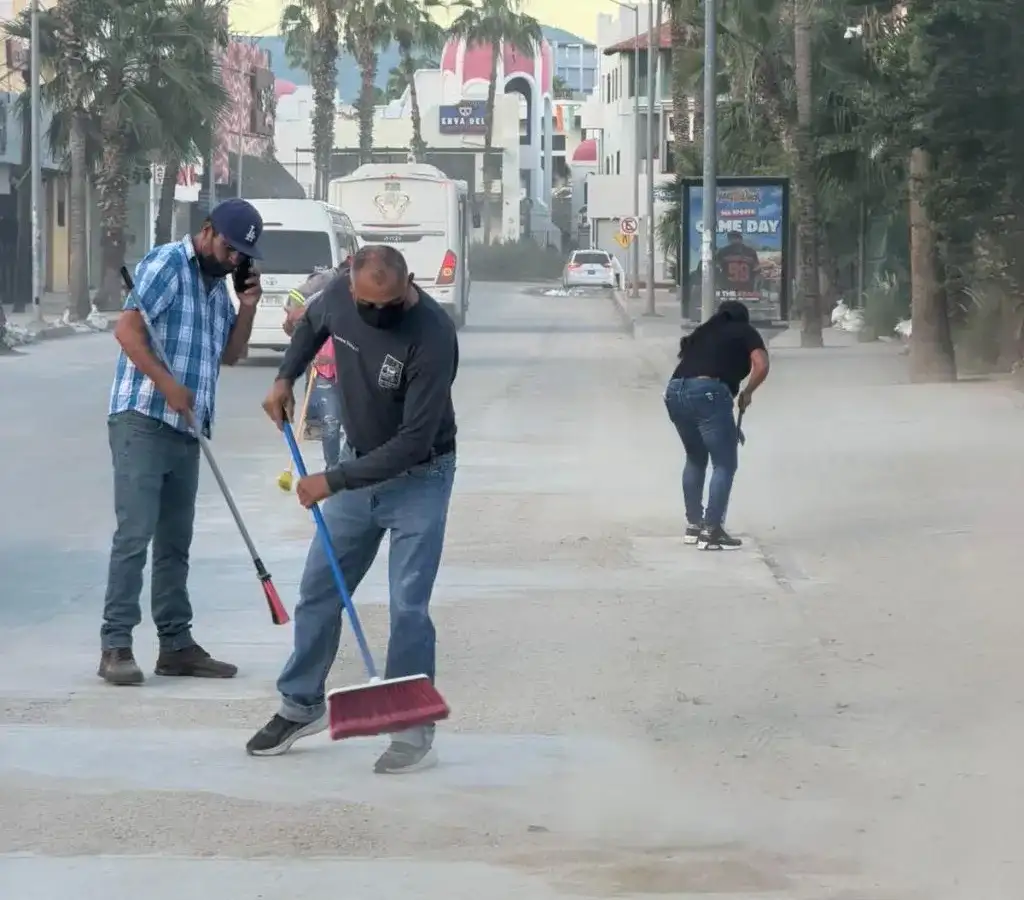 Personal municipal realiza labores de barrido manual en una calle del centro de Cabo San Lucas