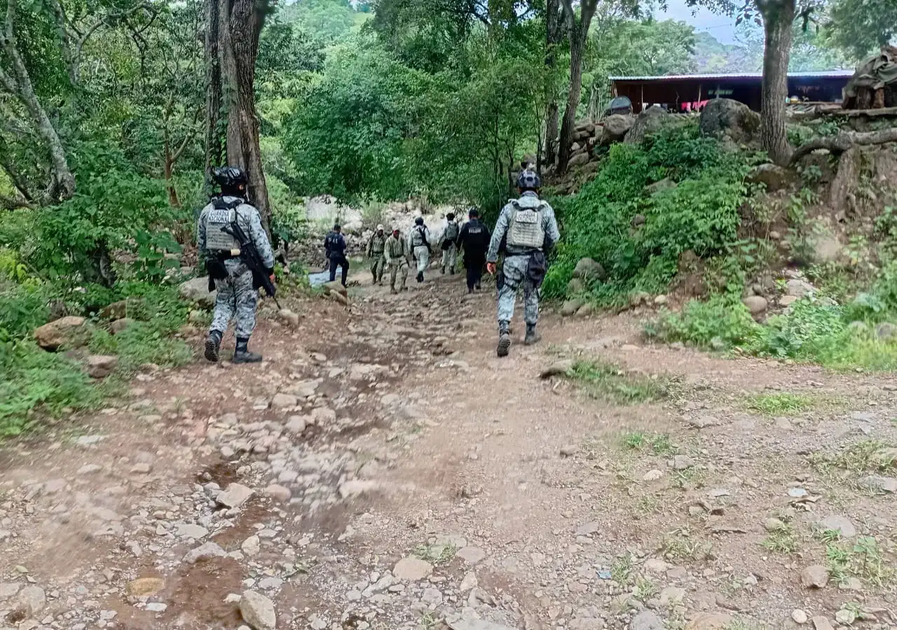 Uniformados realizan recorrido a pie en camino rural de Guerrero