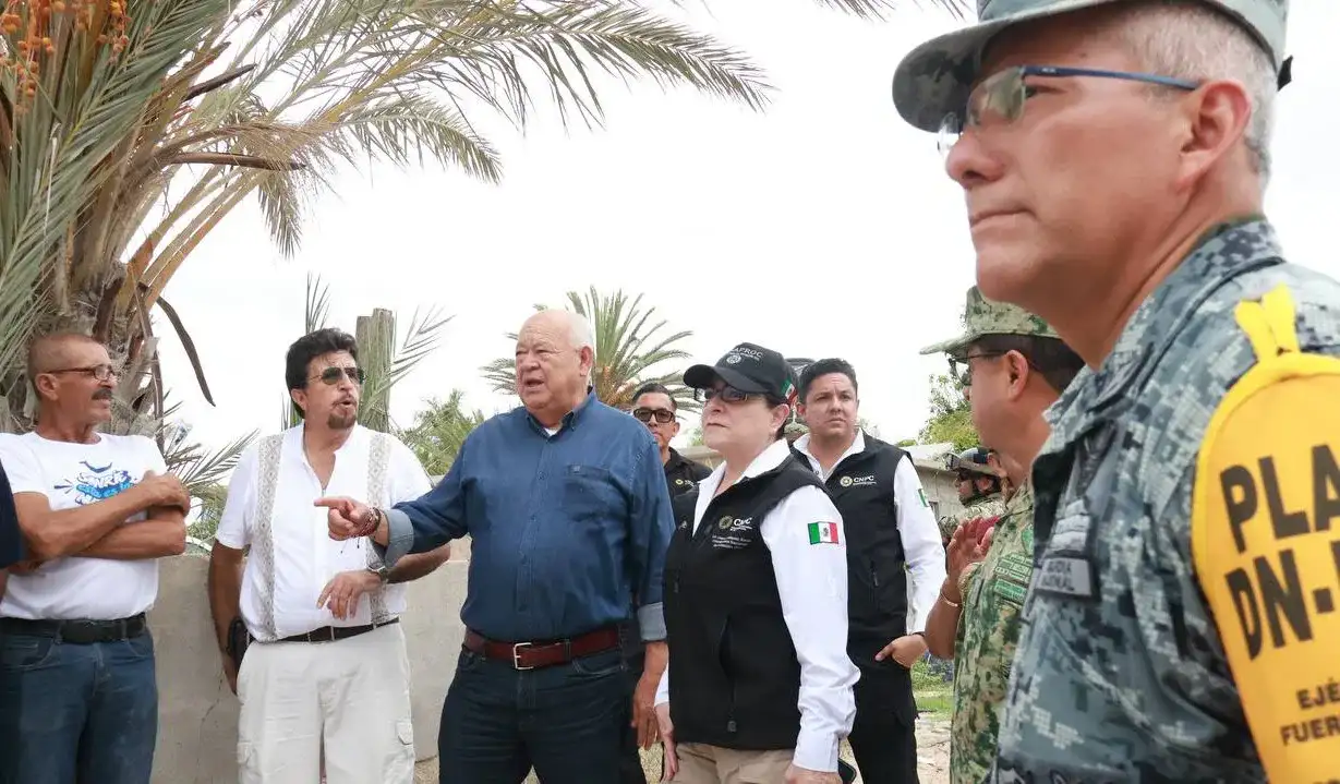 Autoridades y personal de Protección Civil durante la supervisión de un refugio temporal en Baja California Sur