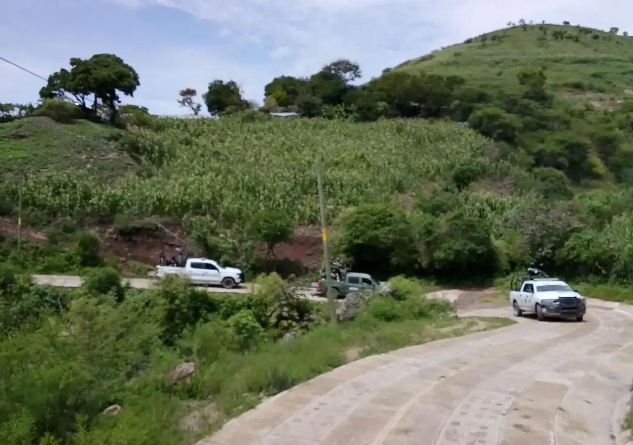 Elementos de seguridad realizan recorridos en una comunidad rural