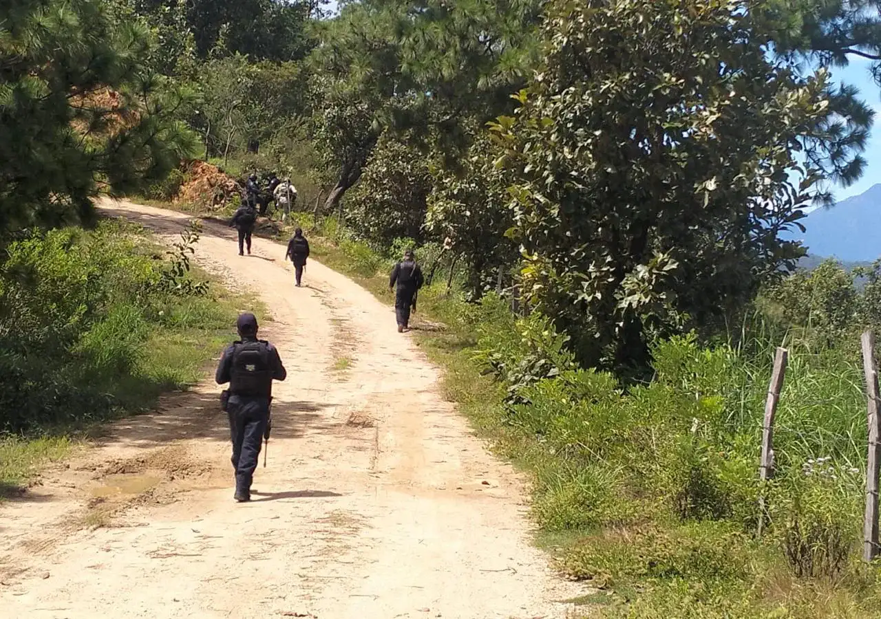 Elementos de seguridad durante un recorrido en una localidad rural de Guerrero