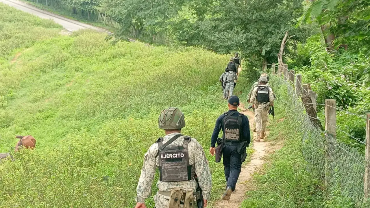 Elementos de seguridad durante un recorrido por un camino rural de Guerrero