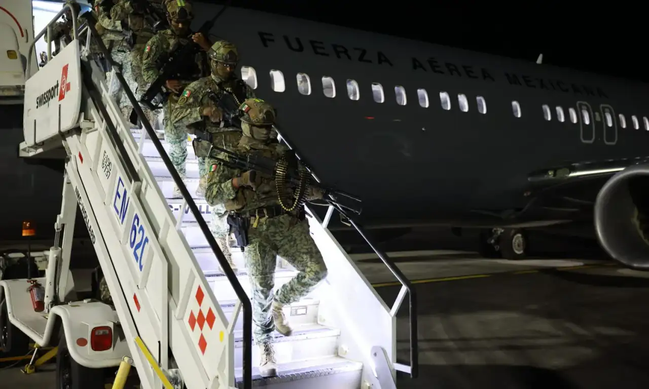 Elementos de Fuerzas Especiales del Ejército Mexicano arriban a Zacatecas en aeronave militar