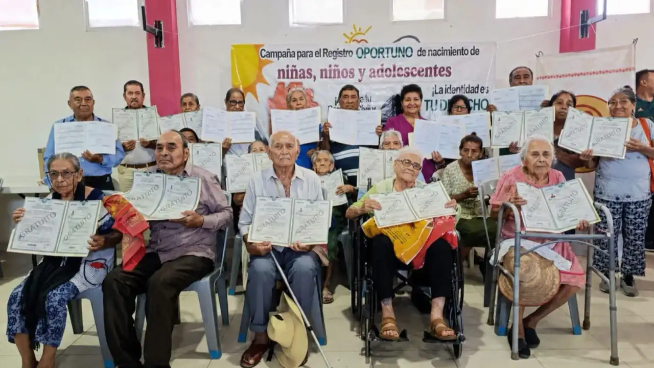 Adultos mayores en una oficina de registro civil en Guerrero