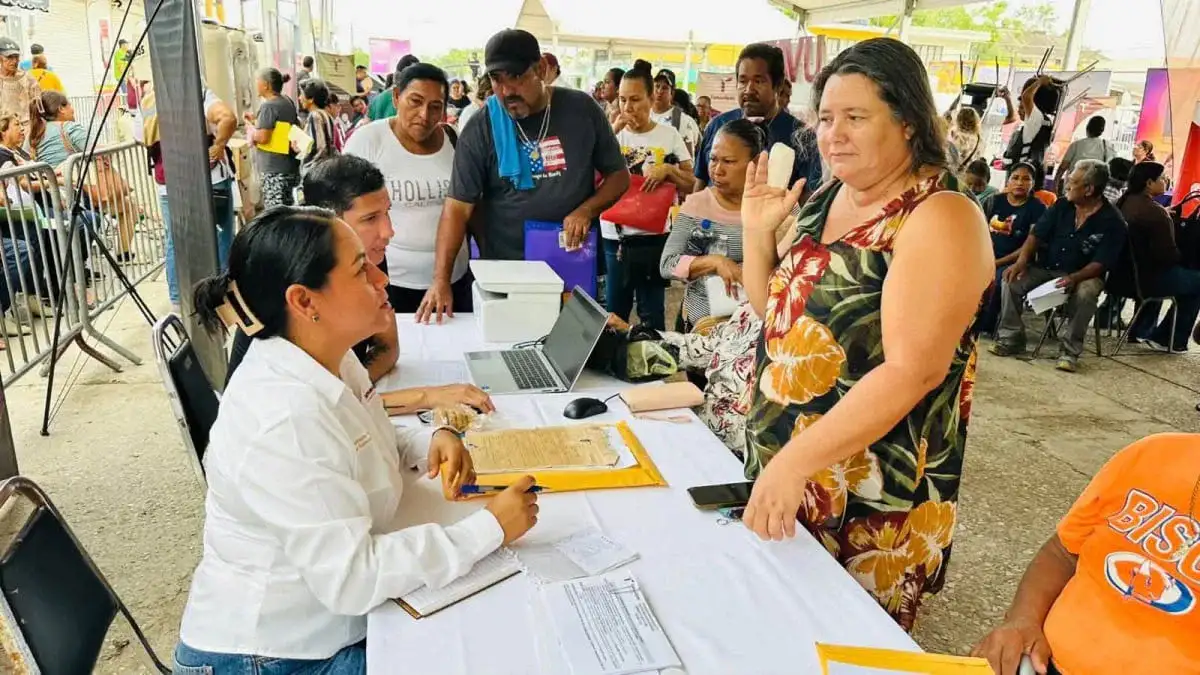 Brigada del Registro Civil de Tamaulipas atendiendo a ciudadanos en una comunidad rural