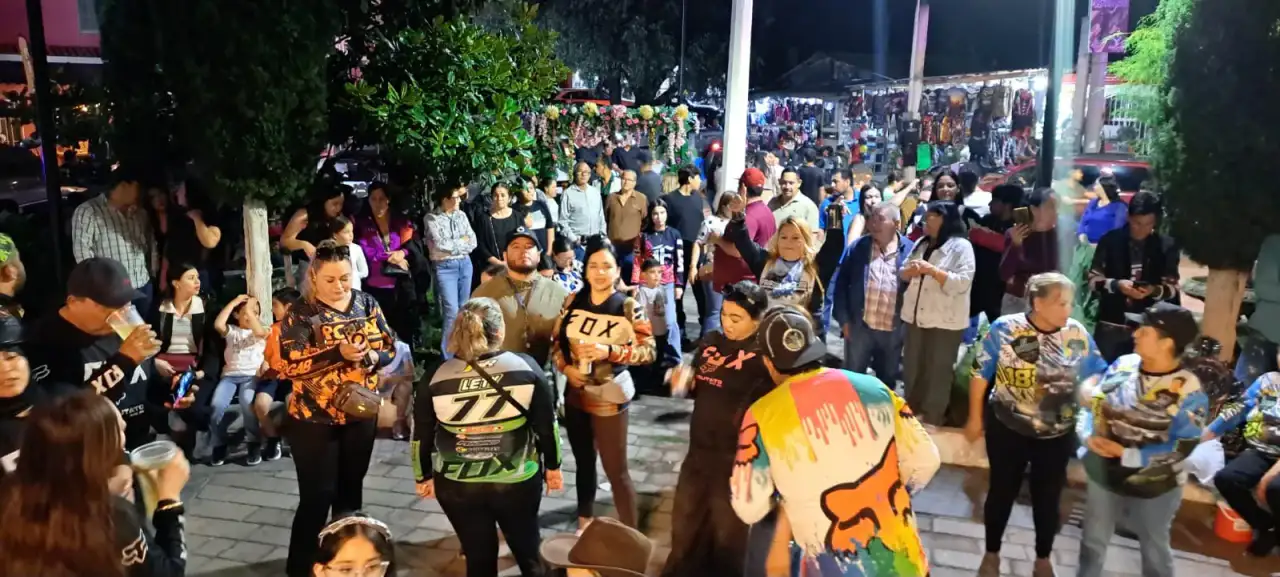 Personas disfrutando de música de banda en la plaza principal de Surutato