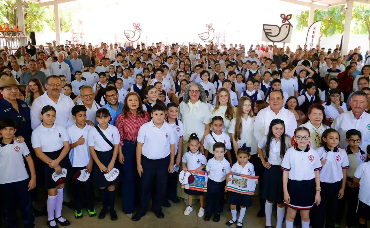 Estudiantes en ceremonia de inicio de ciclo escolar en Sinaloa