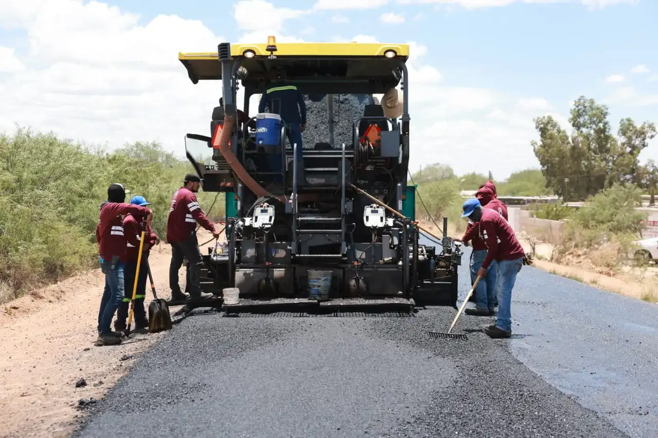 Obras de rehabilitación carretera en Zacatecas con maquinaria pesada