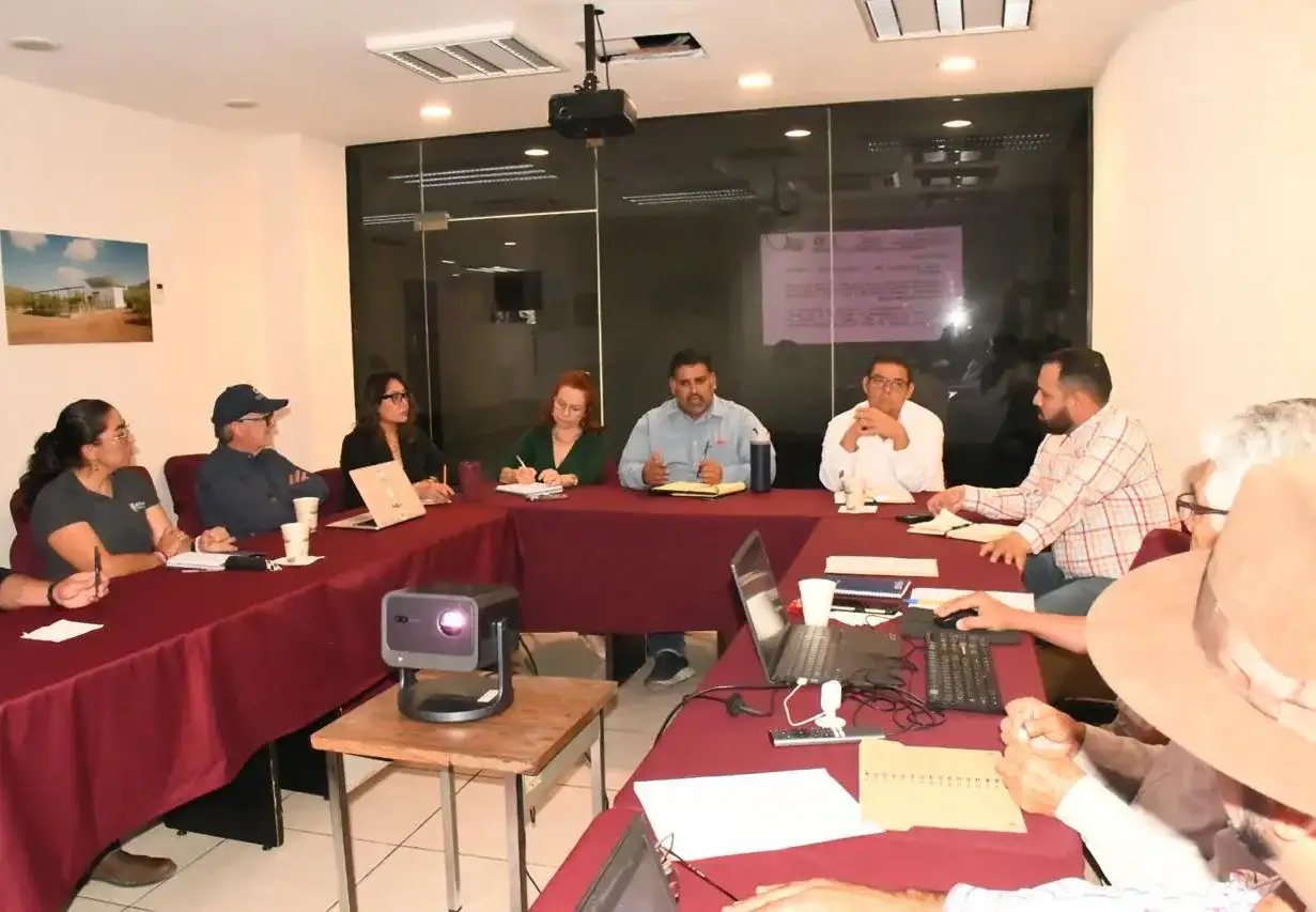 Trabajadores de construcción en una carretera con maquinaria pesada