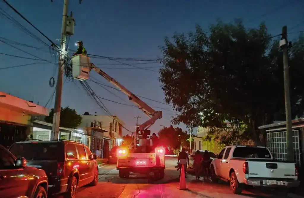 Calles de la colonia Villas de Esmeralda en Reynosa durante trabajos de alumbrado