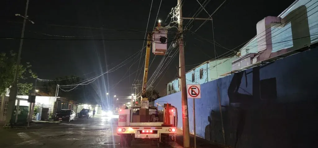Técnicos municipales instalan luminarias en una calle de Reynosa