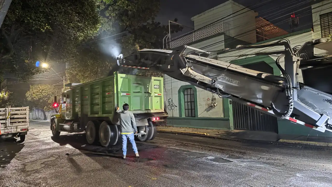 Maquinaria trabajando en la rehabilitación de la calle Alejandro Von Humboldt en Toluca