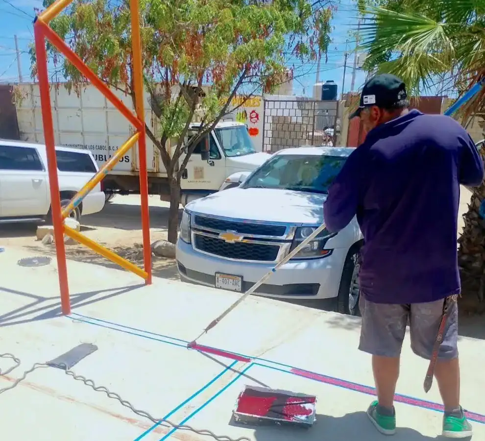 Cancha deportiva rehabilitada con luminarias en una colonia de Cabo San Lucas