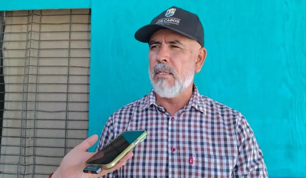 Personal de obras públicas trabaja en la reparación de un drenaje pluvial en Cabo San Lucas