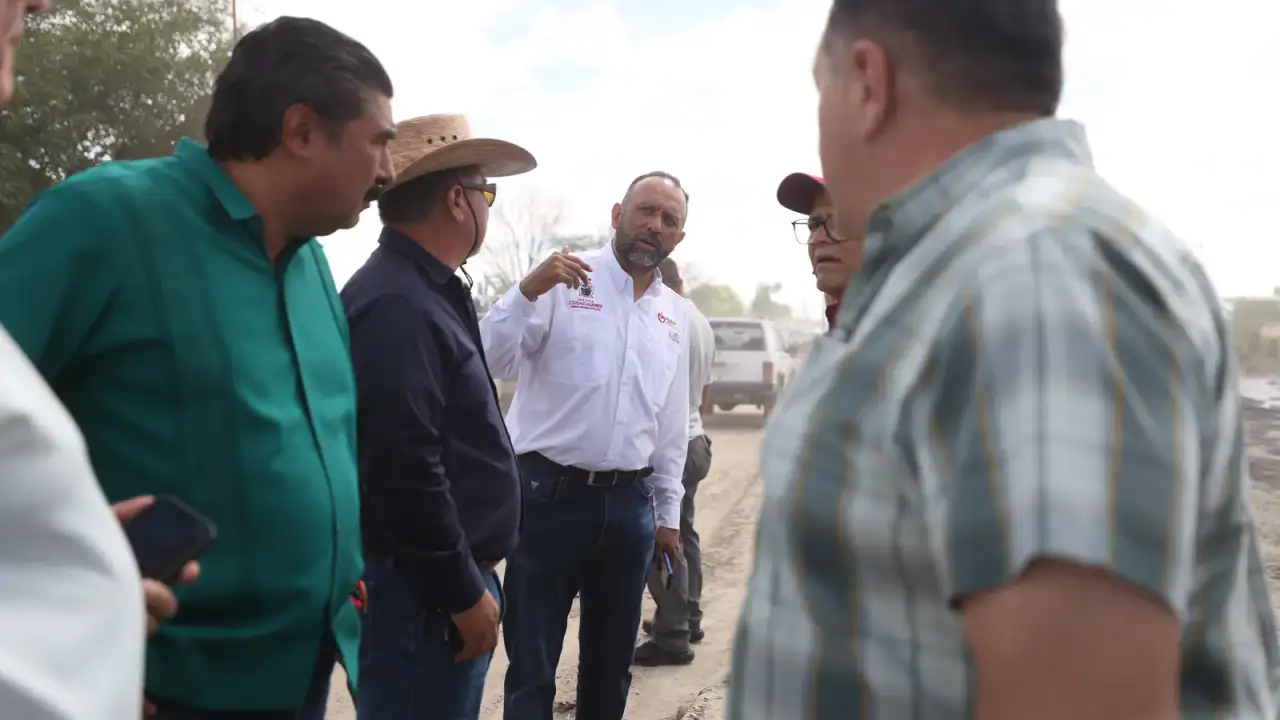 Trabajadores y maquinaria retiran tierra de la carretera Juárez-Porvenir
