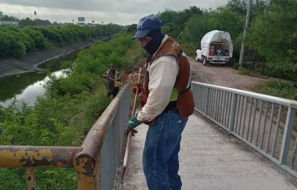 Trabajadores municipales aplican pintura anticorrosiva en puente peatonal metálico en Reynosa