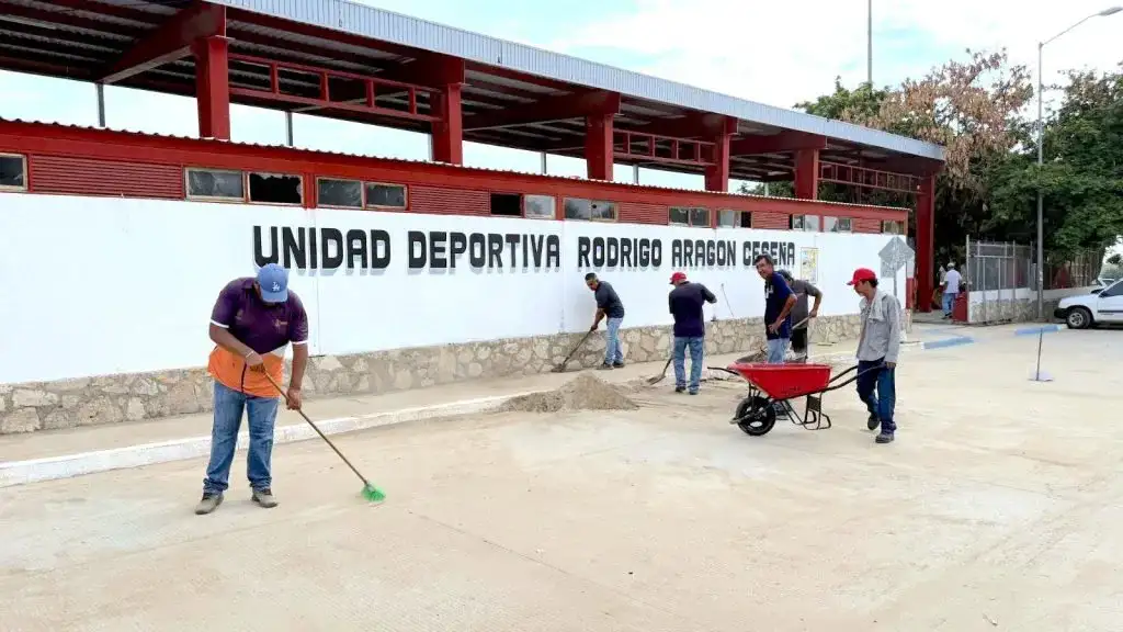 Personas trabajando en la limpieza de una unidad deportiva en San José del Cabo