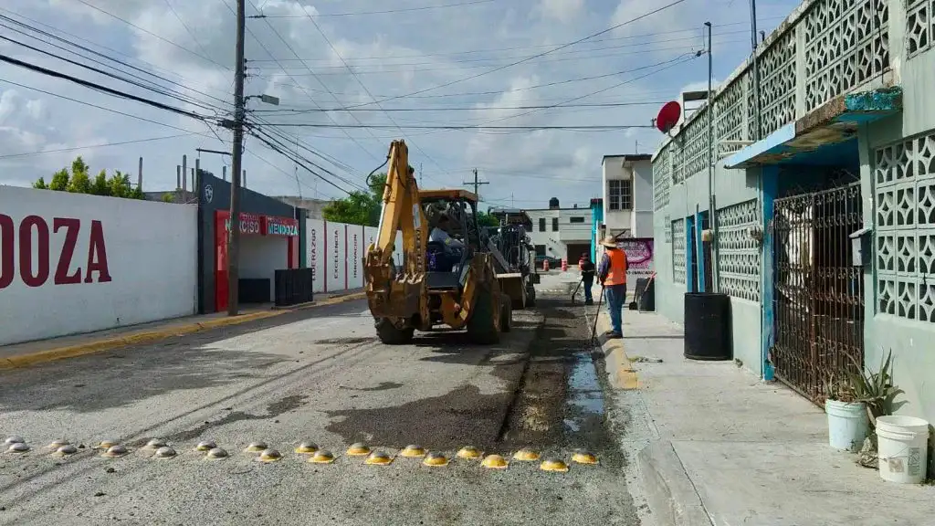 Cuadrillas de Obras Públicas de Reynosa trabajan en la rehabilitación de pavimento en la calle Tata Nacho.