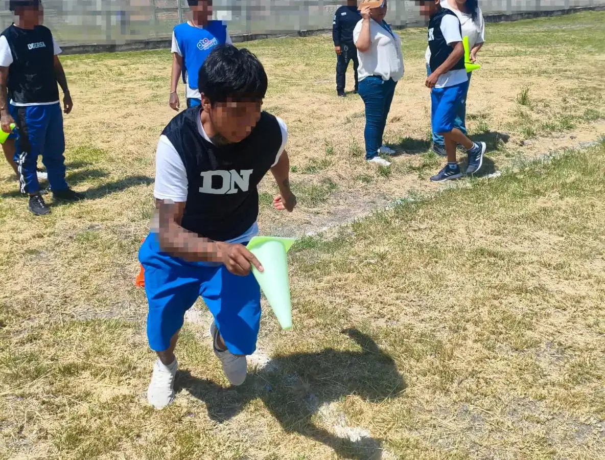 Adolescentes participando en Mini Olimpiadas en Guanajuato