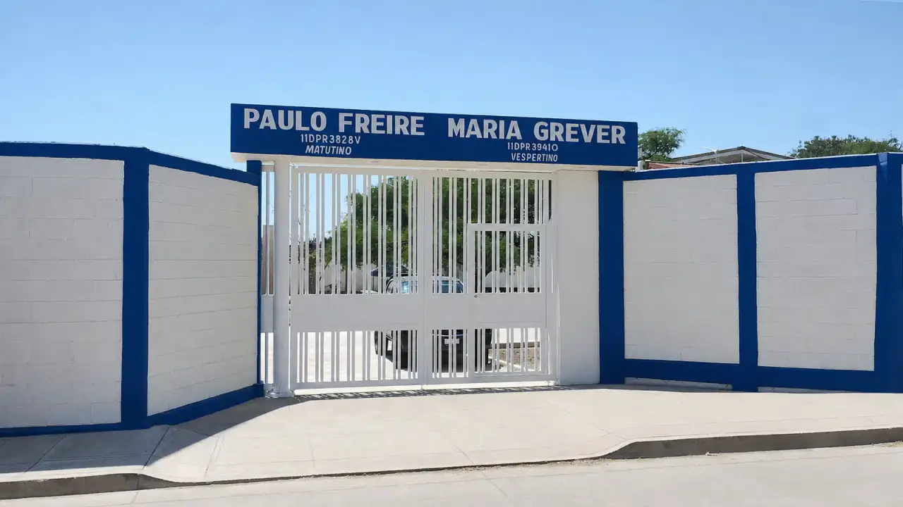 Fachada renovada de la Escuela Primaria María Grever en León, Guanajuato