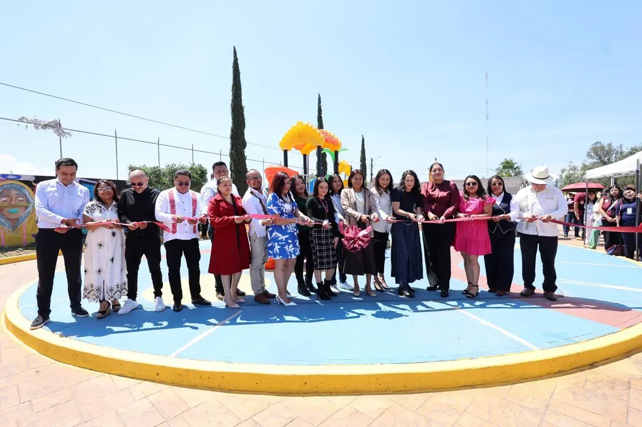 Parque renovado con juegos infantiles y luminarias en Chimalhuacán