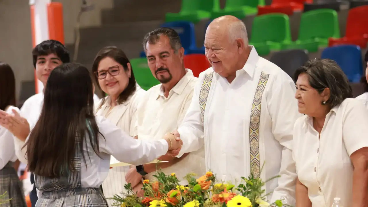 Gobernador Víctor Castro Cosío en ceremonia de graduación de secundaria en Arena La Paz
