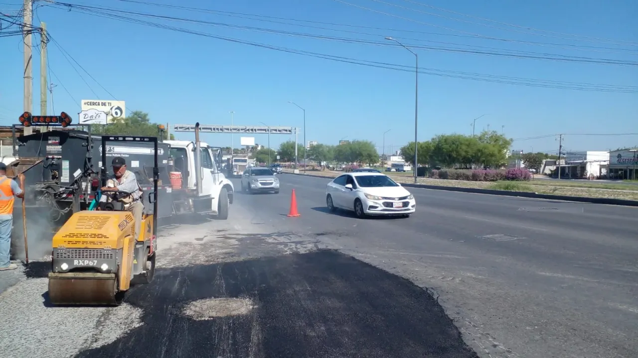 Trabajadores reparando baches en una carretera