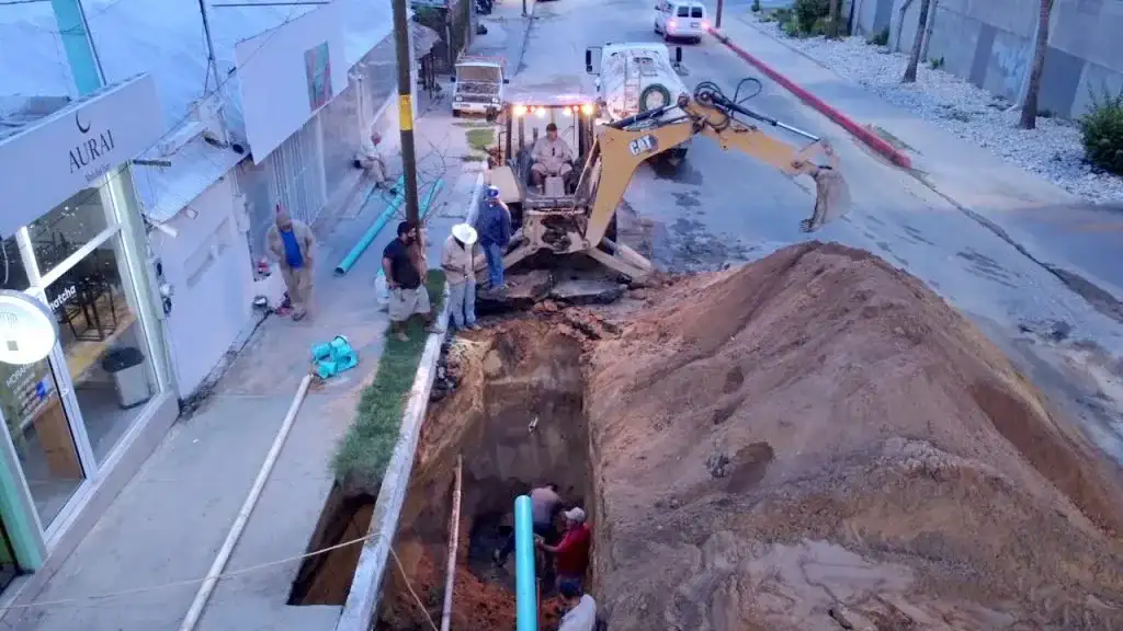Personal de OOMSAPAS Los Cabos realiza trabajos de reparación de drenaje en la vía pública