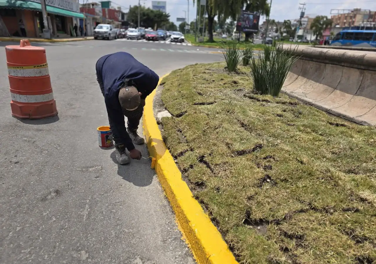 Trabajadores reparando el socavón en la glorieta de Calzada del Pacífico en Toluca