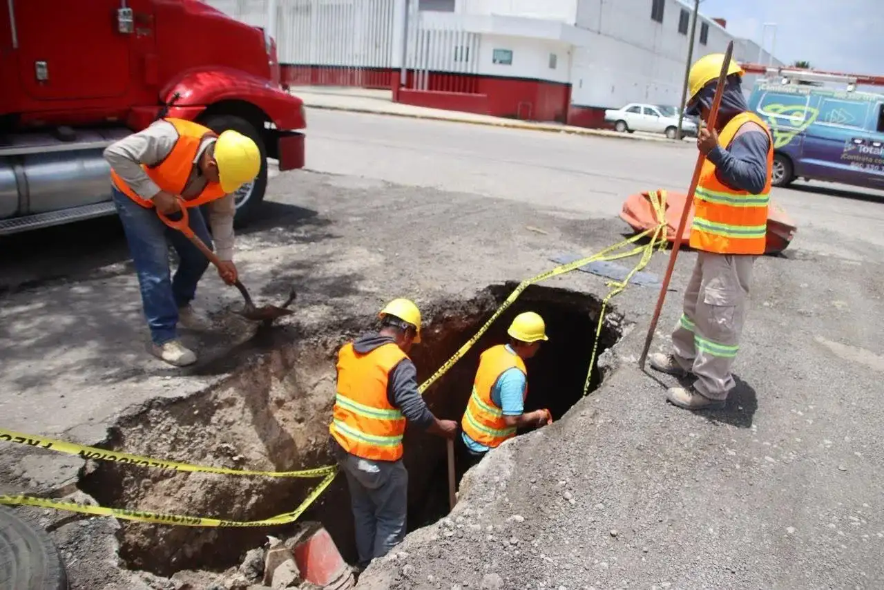 Personal de Protección Civil abanderando la zona del socavón en Cuautitlán Izcalli