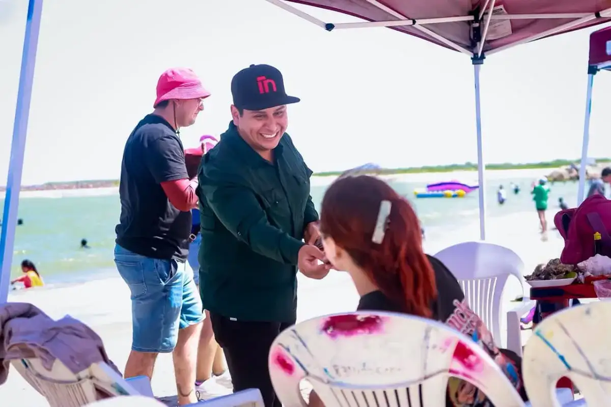 Voluntarios entregan preservativos en módulo de playa durante campaña de prevención