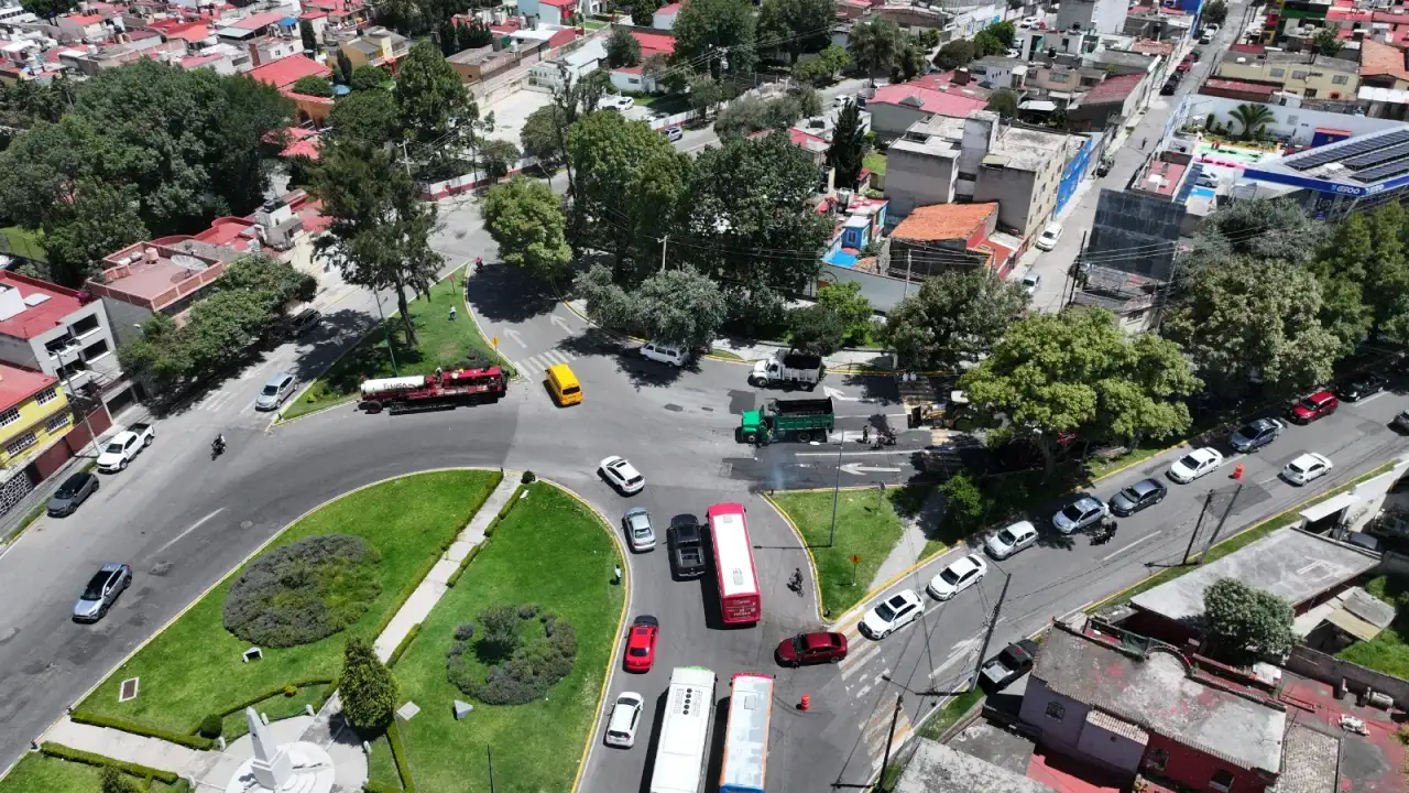 Maquinaria de pavimentación trabajando en una avenida de Toluca