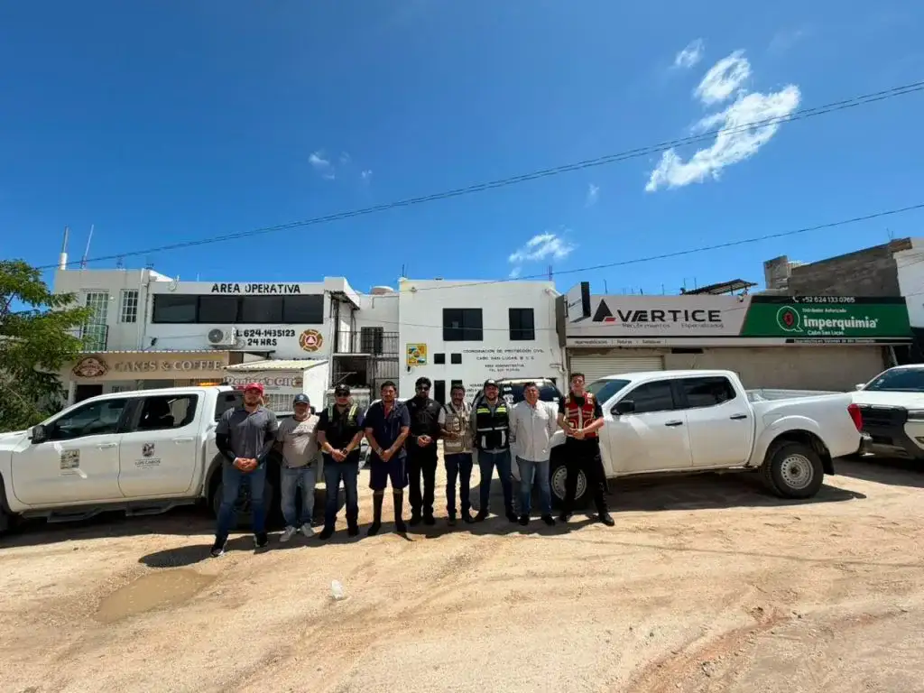 Retroexcavadora retira un vehículo atrapado en un arroyo en Los Cabos