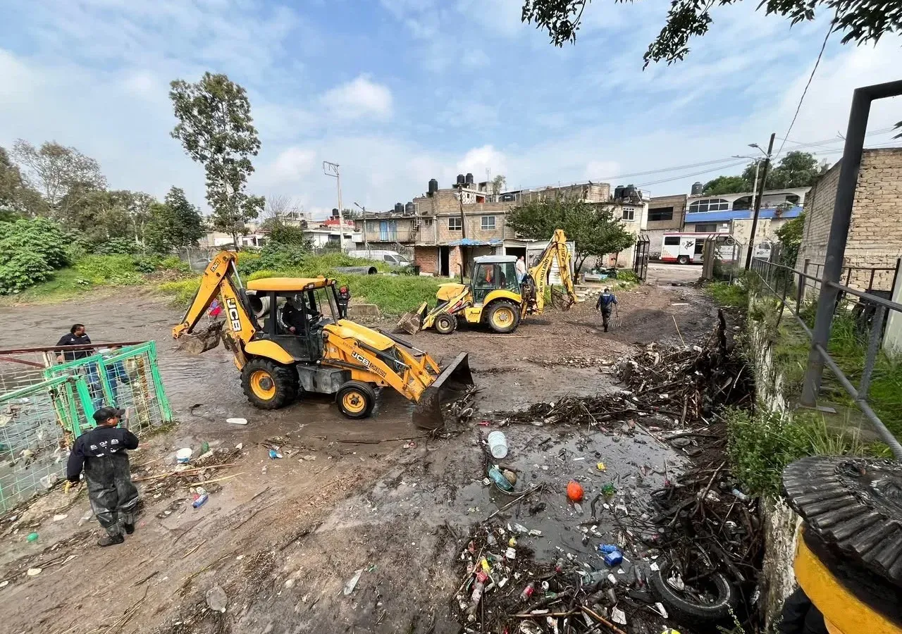 Trabajadores retiran basura y azolve de la Presa El Ángulo