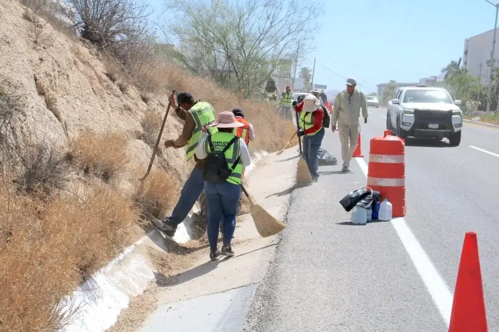 Cuadrillas de limpieza trabajando en el camellón central de la carretera Transpeninsular en Los Cabos