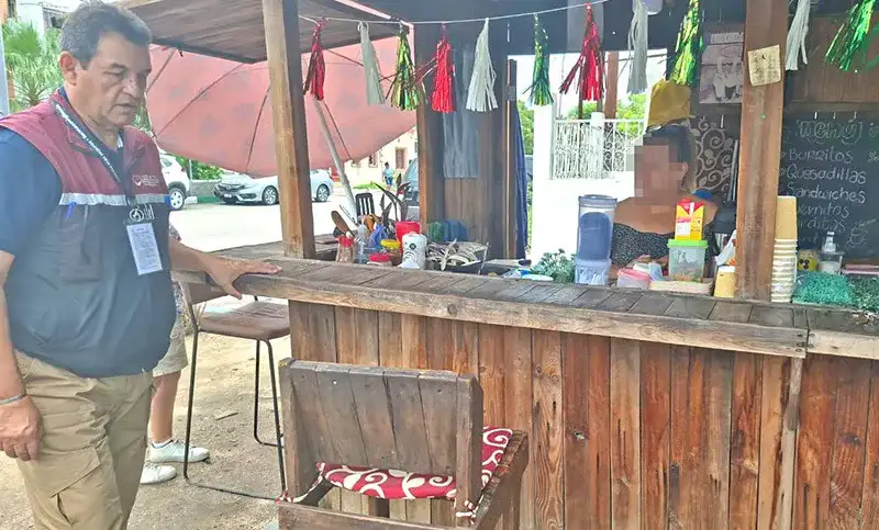 Puestos de comida en la vía pública durante operativo sanitario en La Paz