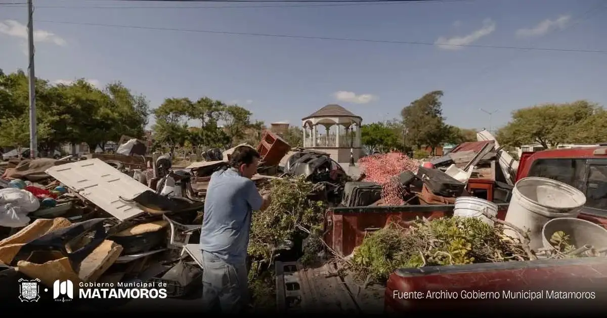 Cuadrilla municipal recoge cacharros en una colonia de Matamoros